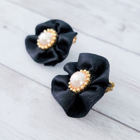 Vintage Clip On Earrings Black Fabric, Gold Tone, Faux Pearl Large Statement - Picture 3 of 6